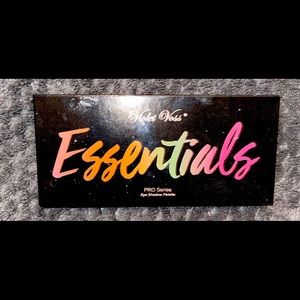 Violet Voss Essentials eyeshadow pallet